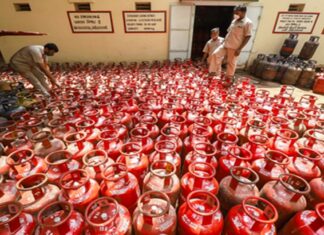 HPCL का सख्त एक्शन: सरकार की सख्ती के बीच एलपीजी से संबंधित अनियमितताओं के चलते 10 डिस्ट्रीब्यूटर को किया सस्पेंड