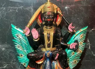 Shani Dev Puja: शनि देव को तेल क्यों चढ़ाते हैं? जानिए पूजा विधि, महत्व और मंत्र