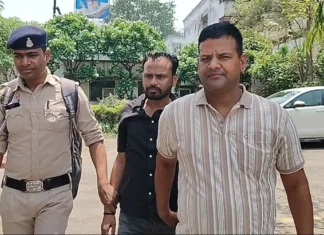 खरसिया से चोरी हुई वेन्यू कार दिल्ली से बरामद : डुप्लीकेट चाबी बनाकर चोरी करने वाला मैकेनिक गिरफ्तार
