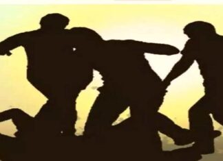 बाल्टी छूने पर दलित पिता-पुत्र की बेरहमी से पिटाई, थूक चटवाने और जूते का पानी पिलाने का आरोप