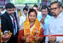 मुख्यमंत्री तीर्थ दर्शन योजना: मंत्री लक्ष्मी राजवाड़े ने भारत गौरव ट्रेन को दिखाई हरी झंडी