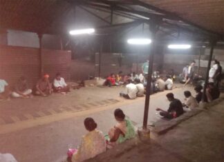 नेलसनार में बाढ़ के बीच जिला प्रशासन की मानवीय पहल, बाढ़ में फंसे यात्रियों को कराया भोजन