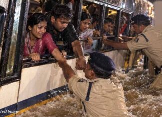 पानी के तेज बहाव में बस बहने से बची, CG पुलिस ने 70 यात्रियों को किया सुरक्षित रेस्क्यू