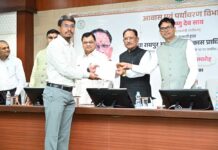 नवा रायपुर अटल नगर विकास प्राधिकरण के नवनियुक्त उप अभियंताओं को मुख्यमंत्री ने सौंपे नियुक्ति पत्र