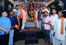 छत्तीसगढ़ के डिप्टी CM विजय शर्मा ने दुर्गा उत्सव समितियों के पंडालों में की पूजा, जसगीतों में हुए शामिल