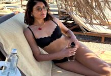 बोल्ड बीच लुक से सुर्खियों में 37 साल की हसीना, क्रिकेट होस्ट संग तस्वीरों ने खींचा ध्यान