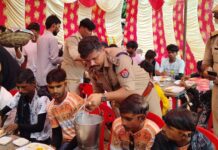थाने में दिखा सेवा और श्रद्धा का संगम, पुलिस अधिकारियों ने अपने हाथों से बांटा महाप्रसाद
