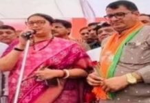 छत्तीसगढ़ में स्मृति ईरानी का भव्य स्वागत, पोस्टर-बैनर नहीं सिर्फ भाजपा के झंडे आए नजर