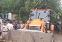 राजनांदगांव में गोवंश मामले में एक्शन, आरोपी की दुकान पर चला बुलडोजर