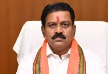 सड़क निर्माण में लापरवाही पर सख्ती, डिप्टी CM ने जमीन पर बैठकर सुनी लोगों की समस्याएं