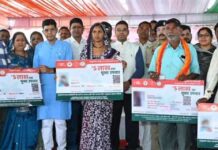 हितग्राहियों के चेहरे खिले, राजस्व मंत्री टंकराम वर्मा ने बांटी सामग्री व प्रमाण पत्र