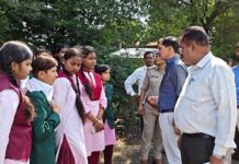 ‘मैडम को वापस लाओ’ की मांग लेकर निकलीं छात्राएं! खंडवा में ताला तोड़कर कलेक्टर से मिलने चलीं