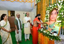 योग गुरु बाबा रामदेव ने स्व. रूपी सोरेन को दी भावभीनी श्रद्धांजलि, हेमन्त सोरेन के परिवार से की मुलाकात