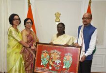 राष्ट्रपति द्रौपदी मुर्मु को लोक भवन में राज्यपाल ने सम्मान स्वरूप भेंट की पहाड़ी मैना की प्रतिकृति