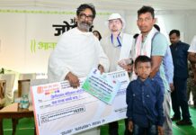 मुख्यमंत्री हेमन्त सोरेन ने अनूप बेसरा के इलाज के लिए दिए 10 लाख रुपये, 48 घंटे में पूरी हुई प्रक्रिया