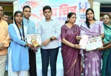 180 वरिष्ठ नागरिकों का शॉल व फल से अभिनंदन; कैरम और शतरंज में झलका बुजुर्गों के बचपन का उत्साह